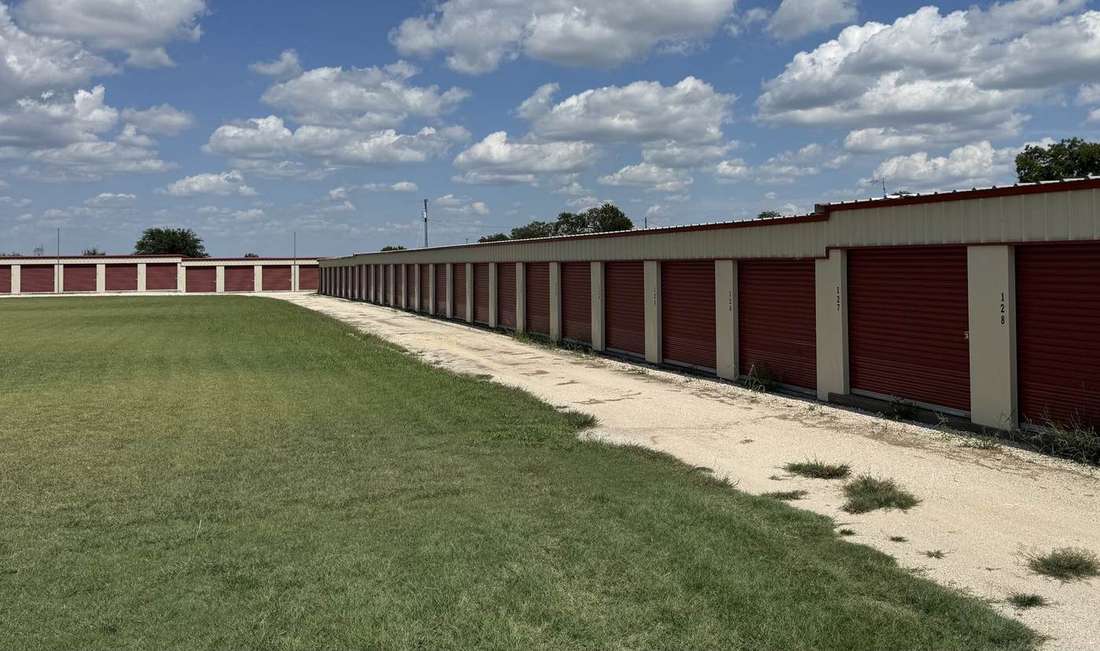 Drive-up roll-up doors at Oak Storage in Elm Mott, TX